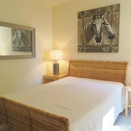 Villa Pour 8 Pers Avec Piscine Et Terrasse, - Fr-1-726-18 *